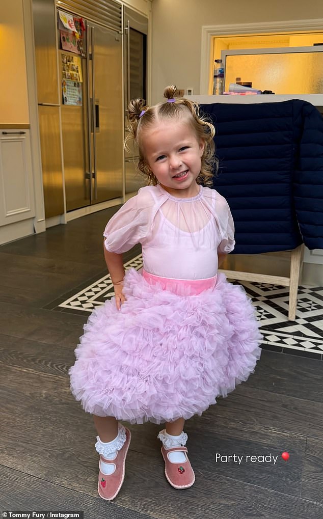 بلغ الطفل الصغير، الذي يتقاسمه مع مولي ماي، عامه الثالث يوم الجمعة مع الملاكم البالغ من العمر 26 عامًا، الذي احتفل مع الأصدقاء في اليوم السابق