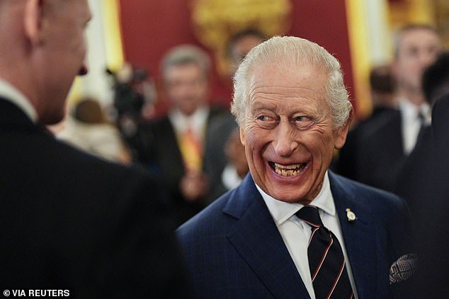 قال الثنائي التلفزيوني، البالغ من العمر 50 عامًا، والذي كان يصور فيلمًا وثائقيًا عن الملك المستقبلي، كيف اصطدموا به عن طريق الخطأ وهم يرتدون عباءاتهم