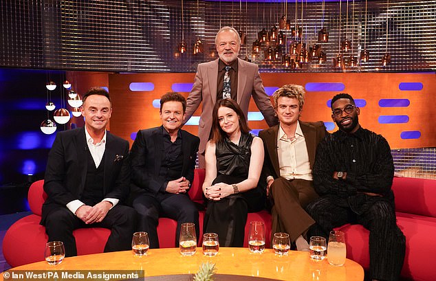 لقد ظهروا في The Graham Norton Show جنبًا إلى جنب مع (LR) Claire Foy وJoe Keery وTinie Tempah