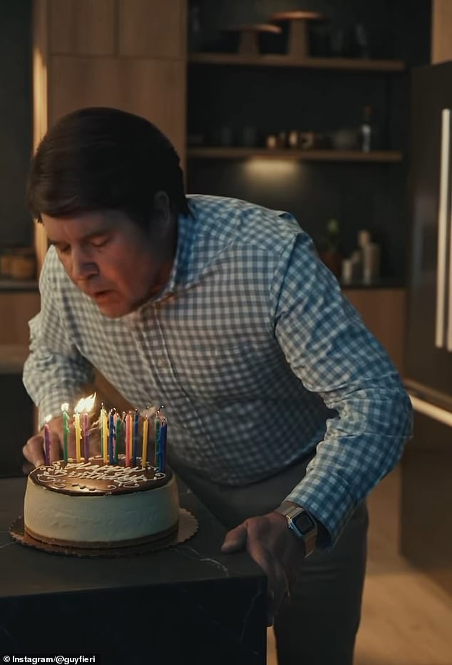 'مرحبًا يا من هناك! بعد سنوات عديدة من الاحتفال بعيد ميلادي كجاي، فكرت هذا العام أنني سأحتفل به كرجل فقط. عيد ميلاد سعيد لي!¿ قال فييري قبل أن يطفئ الشموع على كعكة عيد ميلاده