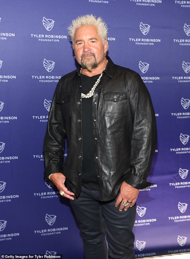 إنه الشيف الشهير جاي فييري الذي حقق نجاحًا كبيرًا في البرامج التلفزيونية بما في ذلك Diners وDrive Ins & Dives وGuy's Ranch Kitchen الحائز على جائزة إيمي - في الصورة عام 2022