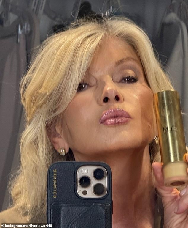 غالبًا ما تقوم بدمج عناصر في روتين جمالها الصباحي من خط العناية بالبشرة الخاص بها Elm Biosciences - والذي شاركت في تأسيسه العام الماضي في سبتمبر 2025.