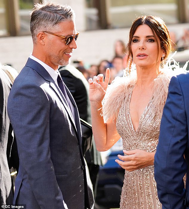 عادت الحائزة على جائزة الأوسكار ببطء إلى أعين الجمهور بعد ما يزيد قليلاً عن عامين منذ الوفاة المأساوية لشريكها والمصور براين راندال منذ فترة طويلة. الزوج الذي شوهد في عام 2018 في مدينة نيويورك