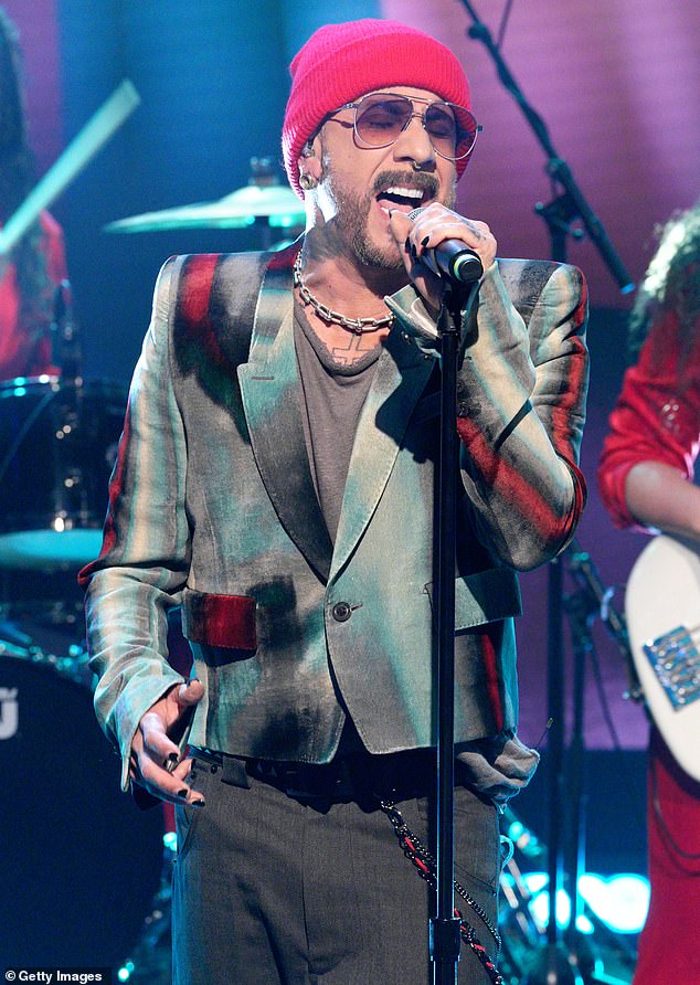 قدم ماكلين تحديثًا عن حالة علاقتهما في أواخر العام الماضي في نوفمبر وأخبرنا أسبوعيًا، 