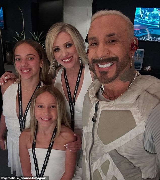 لكن في شهر يوليو من العام الماضي، صدم الزوجان المنفصلان المشجعين عندما اجتمع ماكلين مع روشيل في حفلته الموسيقية (كما هو موضح أعلاه).