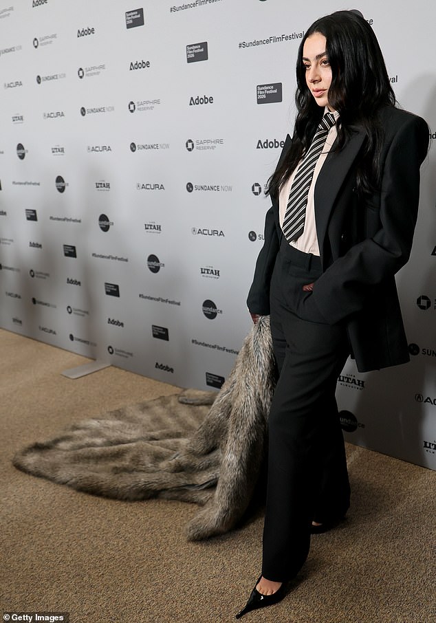 في النزهة، ارتدت تشارلي بدلة سوداء من قطعتين، وارتدتها مع قميص مخطط باللونين الرمادي والأبيض