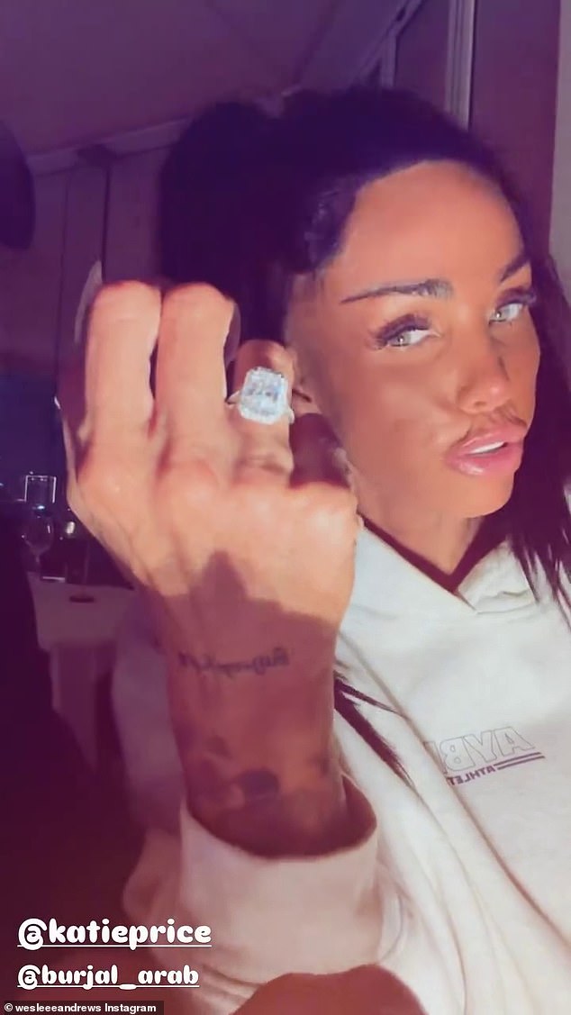 عرضت كاتي خاتمها الماسي العملاق على وسائل التواصل الاجتماعي يوم الجمعة – مما أذهل زوجها السابق جي جي سلاتر – بعد أسبوع من الكشف عن انفصالهما.