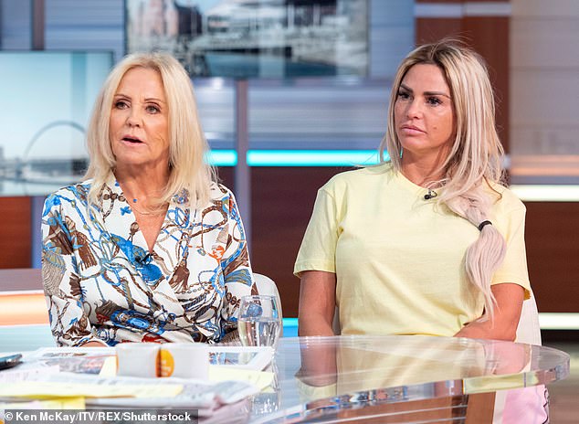 وقال مصدر لصحيفة ذا صن: عائلة كاتي قلقة للغاية لأن كل شيء يحدث بسرعة كبيرة. لقد انزعجوا عندما انفصلت عن JJ والآن لم يلتقوا بهذا الرجل الجديد وهي مخطوبة (في الصورة مع والدتها 2019)