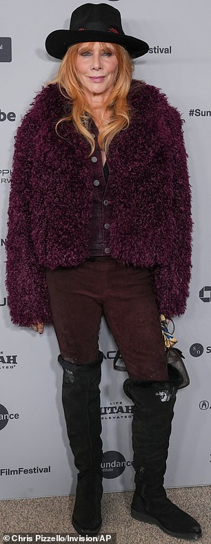 شعرها الناري المتتالي في أمواج لطيفة على كتفيها، يؤطر بأناقة بشرتها المشعة بينما كانت تبتسم للكاميرات على السجادة الحمراء.