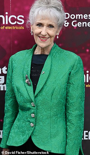 أنيتا دوبسون في الصورة في حفل غداء خيري في عام 2024