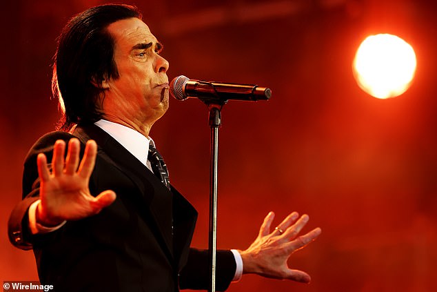 لقد كان يتمتع بالثقة والكاريزما عندما كان يغني أغانيه بأسلوبه الغريب، تاركًا الجمهور الصاخب يهتف من أجل الظهور مرة أخرى.