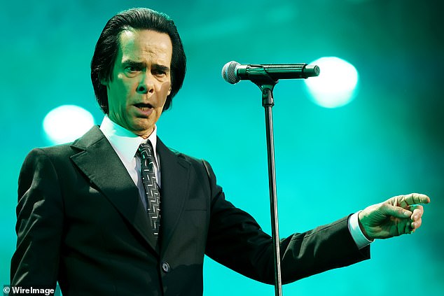 تُظهر الصور المأخوذة من الليل الكهف وهو يميل إلى البحر بذراعيه المرفوعتين، ووجهه محفور بقوة بينما يتمدد المصلون نحوه.