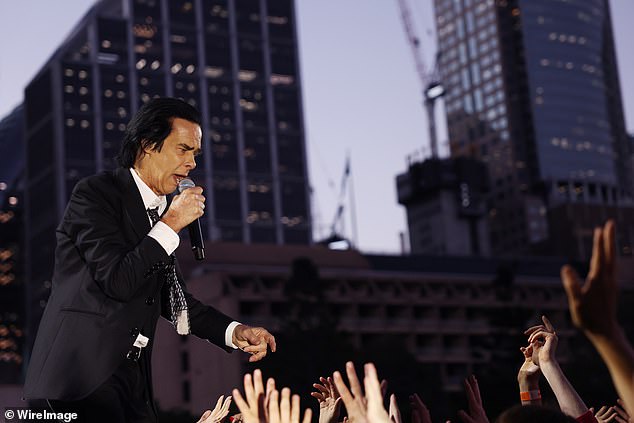 قدم المدرج لـ Cave منصة مثالية لضمان حصول المشجعين على أداء حميم وعاطفي