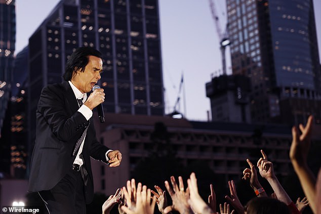 وقال مازحا بينما تراجعت الشمس أخيرا خلف أفق سيدني، مع ظهور الرافعات وأبراج المدينة خلفه: 