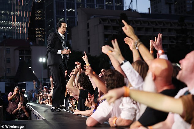 افتتح العرض بمقطوعات من ألبوم الفرقة Wild God لعام 2024، حيث يمسك كيف بالميكروفون بكلتا يديه وعيناه مغمضتان في التركيز، وشعره الأملس للخلف يتوهج تحت الأضواء وهو يلقي كل سطر بثقة.