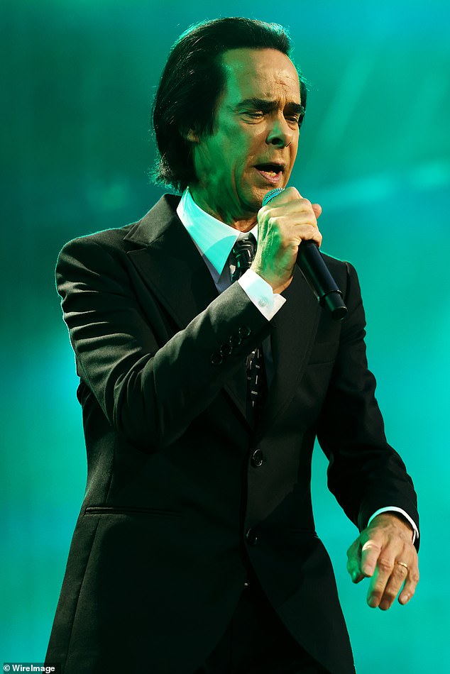 تبلغ تكلفة التذاكر أكثر من 150 دولارًا، لكن كيف يضمن أن معجبيه المحبوبين سيحصلون على ما يستحقونه من أموال، من خلال كونه رجل الاستعراض في كل بوصة ويقدم عرضًا لا يُنسى.