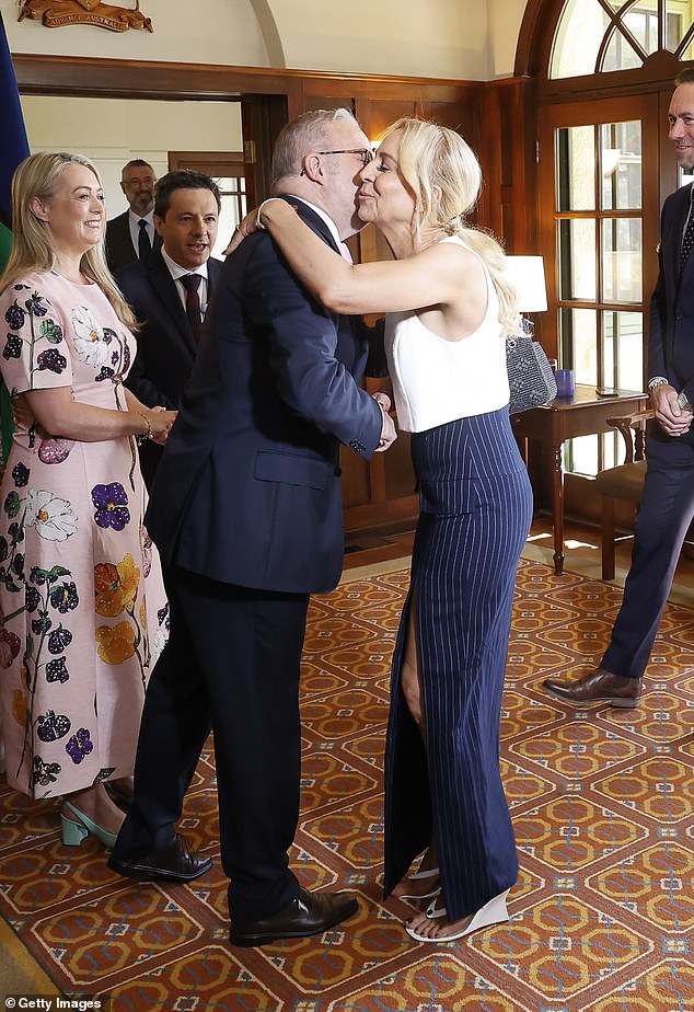 حضرت كاري حفل استقبال العام الأسترالي في The Lodge، حيث استقبلها رئيس الوزراء أنتوني ألبانيز بحرارة