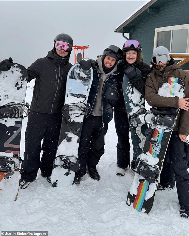 لقد التقطوا صورة جماعية أثناء صعودهم إلى المنحدرات