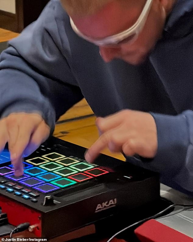 كما خصص مغني Peaches وأصدقاؤه وقتًا للموسيقى أثناء رحلتهم