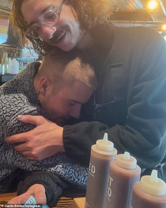 وأظهرت إحدى الصور له وصديقه في احتضان لطيف في وقت ما