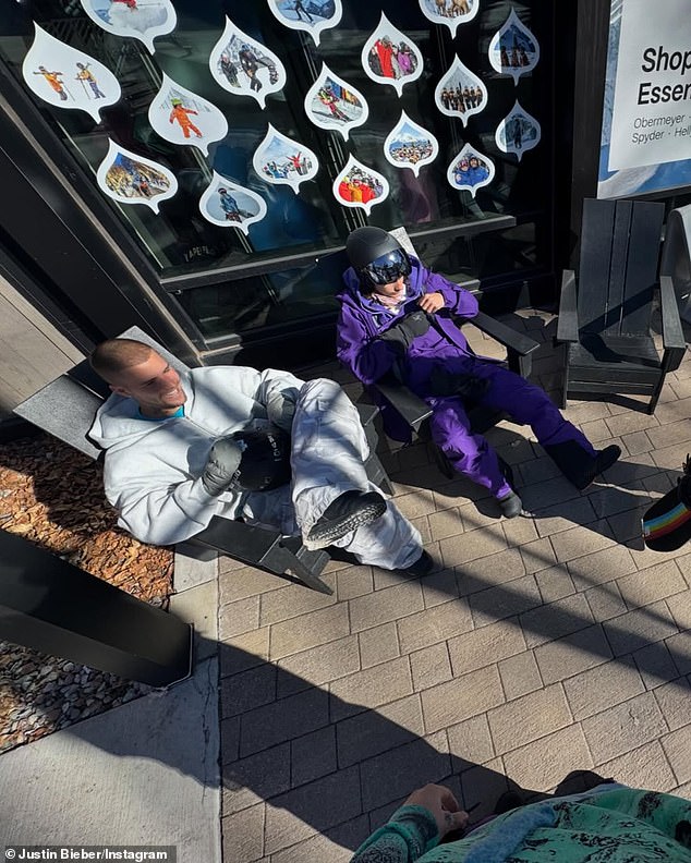 كانت هناك صور شخصية وصور صريحة لبيبر ورفاقه في مظهرهم الجاهز للتزلج على الجليد