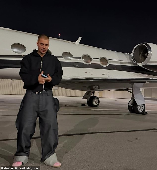 وفي سلسلة من الصور، التي تم نشرها أيضًا يوم السبت، وقف بيبر أمام طائرة خاصة أثناء سفره إلى مدينة أسبن المغطاة بالثلوج.