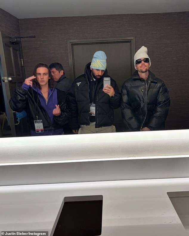 كما قام صانع الأغاني البالغ من العمر 29 عامًا، بتضمين عدة لقطات له مع رفاقه في أسبن