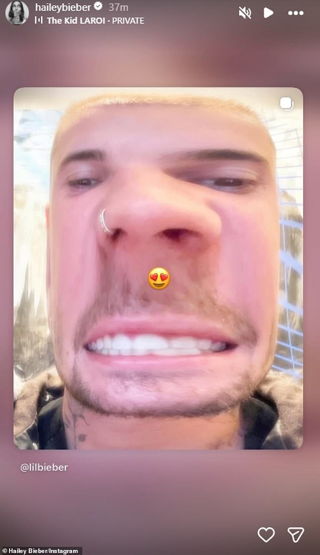 على الرغم من أنها وجاستن كانا منفصلين عندما كان في رحلة تزلج، إلا أنها ما زالت تظهر حبها له عندما أعادت نشر صورته الشخصية السخيفة مع رمز تعبيري لعينين على شكل قلب.