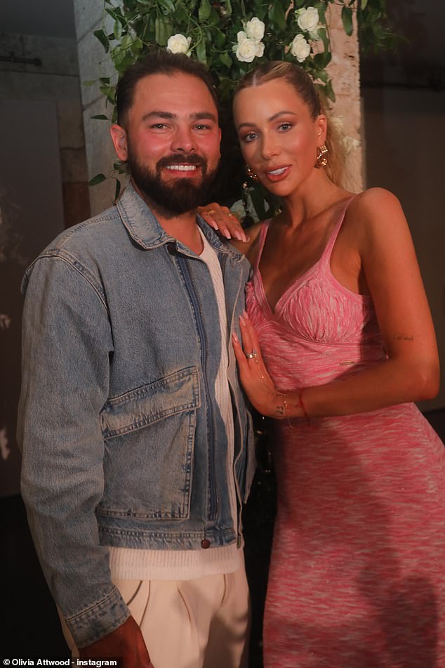 ابتليت أوليفيا وزوجها برادلي لاعب كرة القدم بشائعات عن مشاكل زواج خلال العام الماضي، حيث اعترف النجم في نوفمبر بأنهم تعرضوا لموجة 