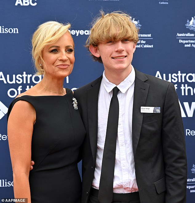 اتخذت المضيفة السابقة لبرنامج The Project ابنها المراهق، أوليفر، موعدًا لها - وكان الشاب البالغ من العمر 18 عامًا قد كبر تمامًا وهو يقف إلى جانب والدته نجمة التلفزيون. في الصورة معا