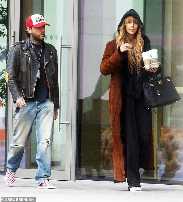 أصبحت نجمة Love Island خالية من المكياج عند وصولها إلى الاستوديو مع صديقتها المقربة والمقدمة المشاركة بيت ويكس.