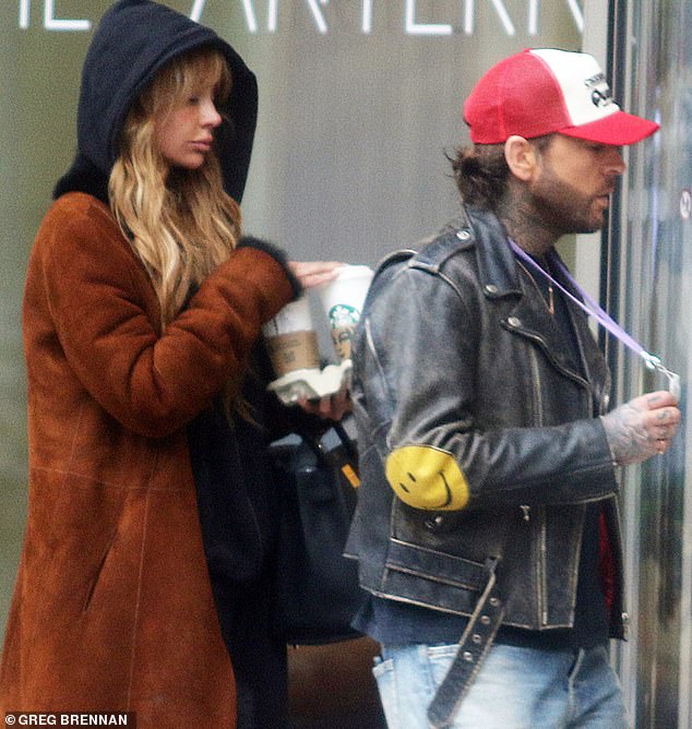 أوليفيا، 34 عامًا، تزوجت من لاعب كرة القدم برادلي، 32 عامًا، في عام 2023، بعد أن أعادت إحياء علاقتهما الرومانسية في عام 2018 بعد المواعدة قبل مهمتها في العرض في عام 2017.