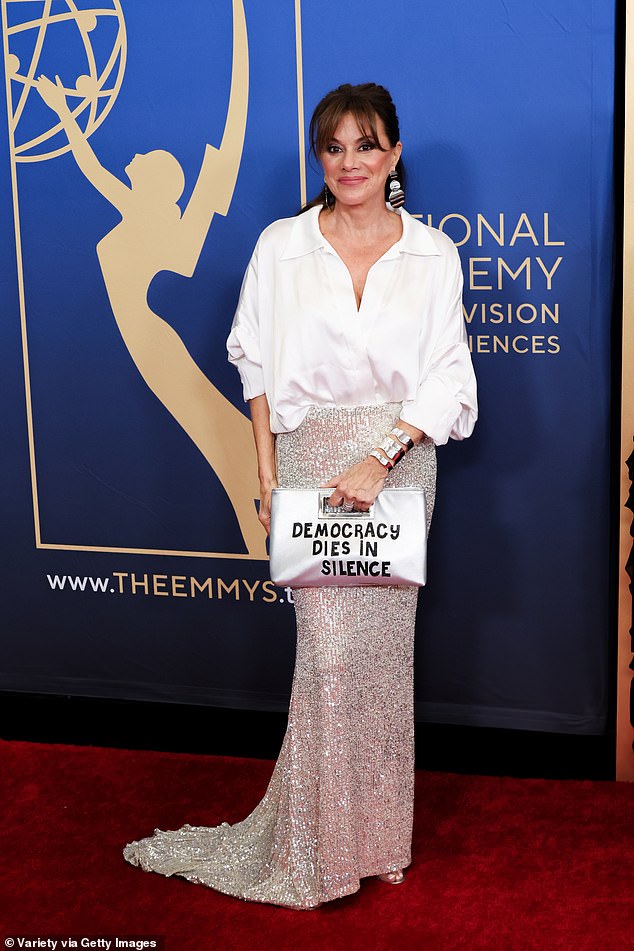 اشتهرت غراهن بحملها حقيبة يد فضية مزينة بعبارة 