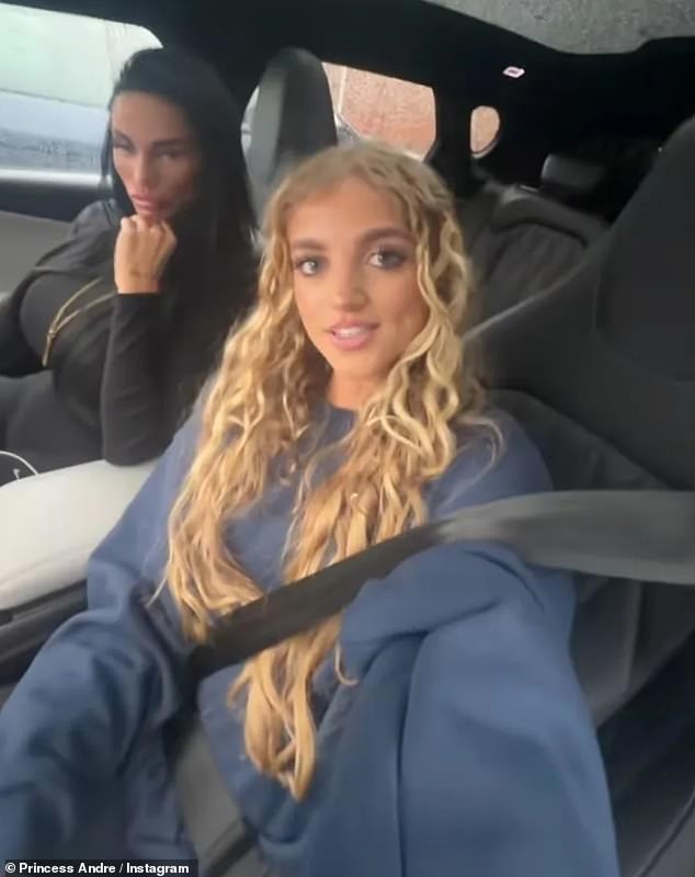 في الأسبوع الماضي، توسل المعجبون إلى عارضة الأزياء السابقة للحصول على المساعدة بعد أن تم تصويرها وهي تبدو 