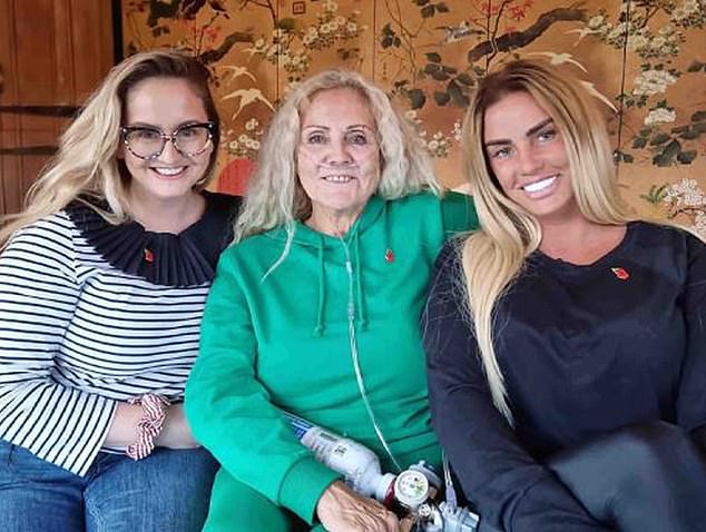 ادعى أحد المطلعين على بواطن الأمور من العائلة أنهم يعانون من الأخبار (كاتي في الصورة مع الأم إيمي وشقيقتها صوفي)