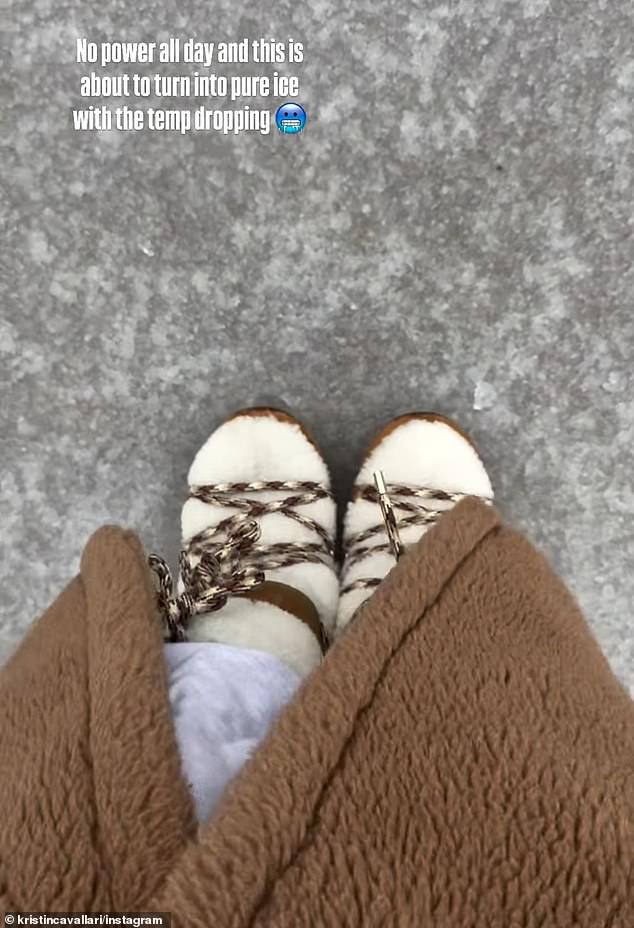 بدأت كريستين منشوراتها الشتوية بفيديو لقدميها وهي تتكسر وسط الثلوج المغطاة بطبقة رقيقة من الجليد.