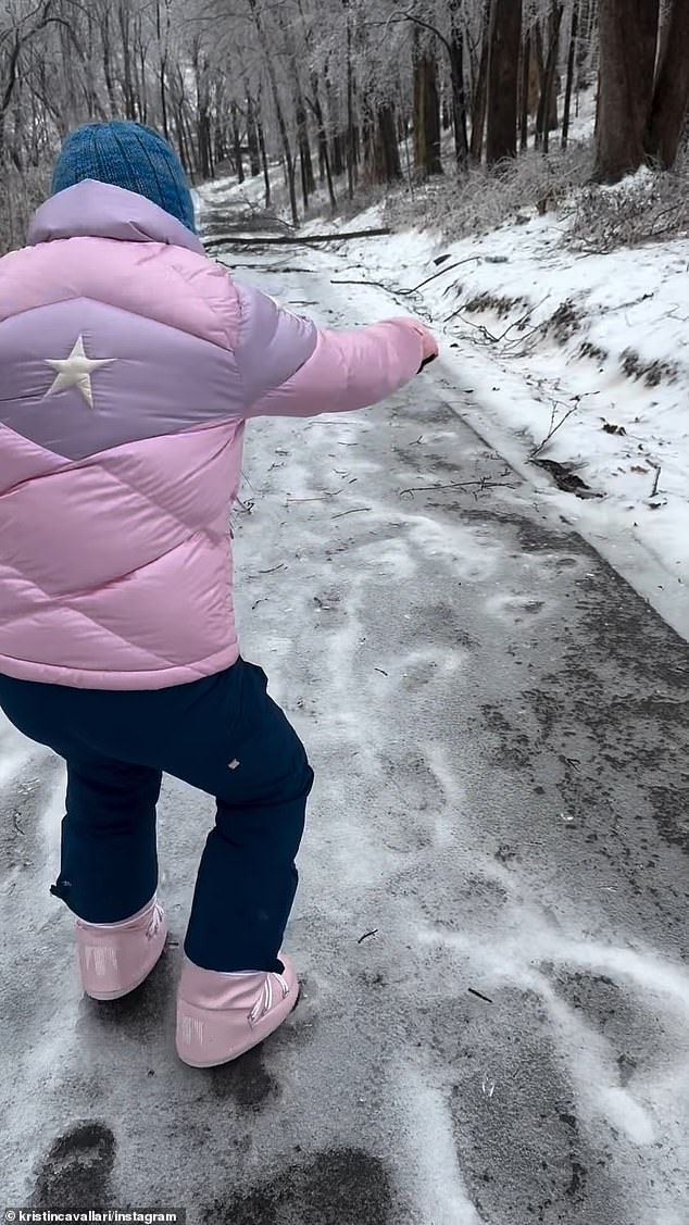 انفجرت كافالاري في الضحك في مقطع متابعة كادت أن تفقد قدمها أثناء سيرها خلف ابنتها سايلور البالغة من العمر 10 سنوات. ''يا إلهي، أنا أنزلق حرفيًا!'' ضحكت