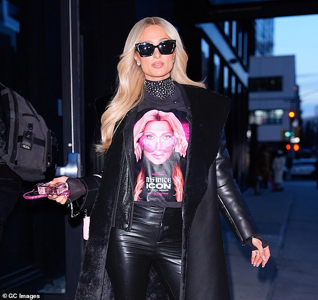 تم تصوير وريثة الفندق يوم السبت في مدينة نيويورك في مجموعة مبهرجة