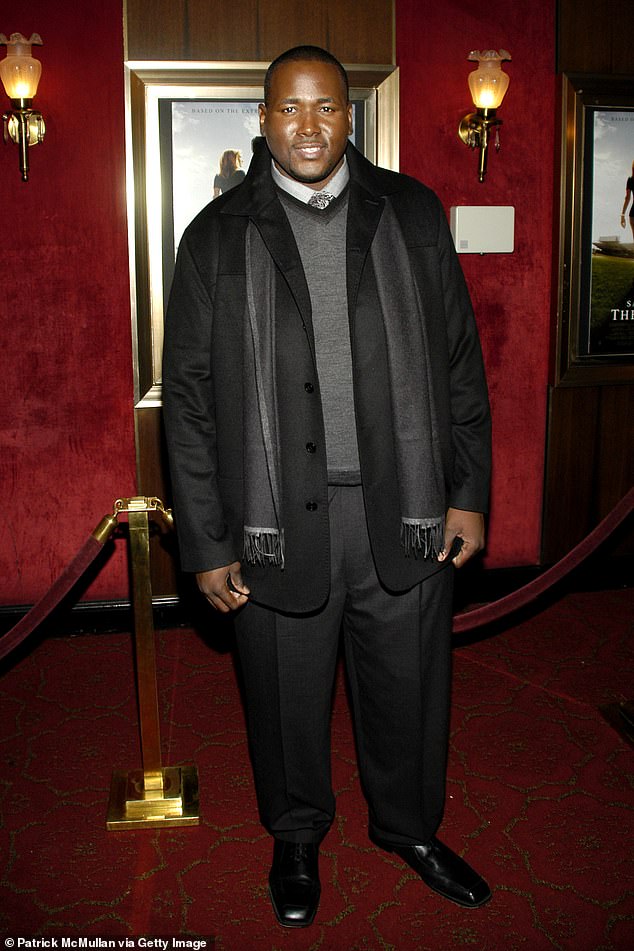 يوم الأحد، أخبر مدير آرون TMZ أنه تم نقله إلى مستشفى في أتلانتا بعد أن كان يصعد الدرج إلى شقته وسقط فجأة بعد أن فقد السيطرة على ساقيه؛ الصورة في عام 2009 في مدينة نيويورك