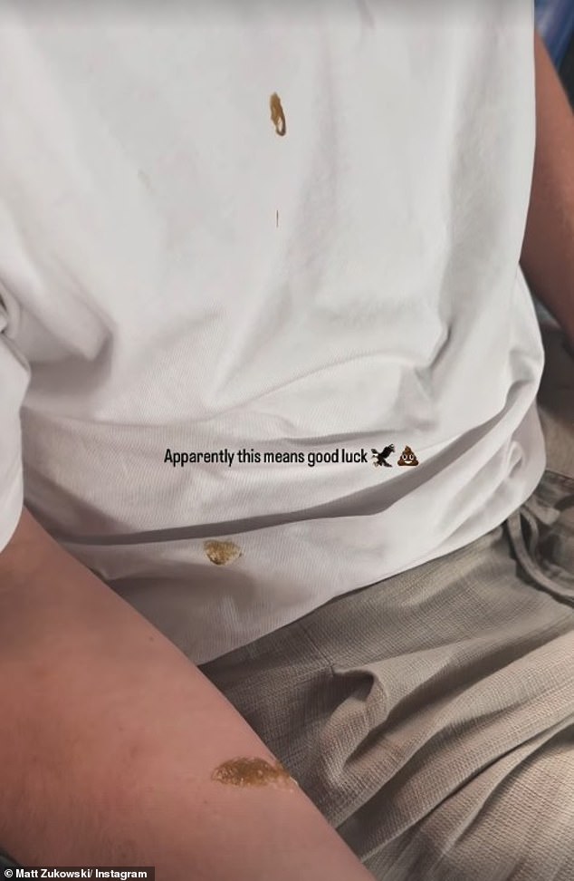 وبدا أن مات يرى الجانب المضحك عندما صور نفسه وهو يبتسم على نطاق واسع وهو يرتدي قميصًا أبيض وسروالًا بيج، مع قبعة بيسبول ونظارات شمسية داكنة تتدلى من ياقته.