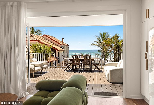 تم بيع العقار الاستثماري (في الصورة)، الواقع في بالم بيتش والموصوف بأنه 