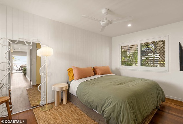 تم تجديد المنزل المليء بالضوء حديثًا والمليء بالسحر الساحلي، ويتميز بمساحات معيشة واسعة ذات مخطط مفتوح