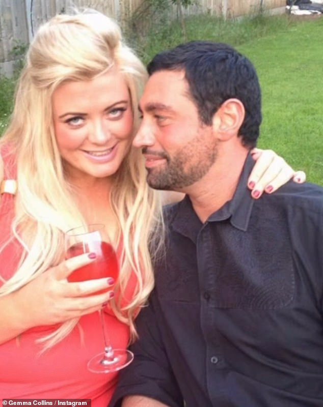 وظهر الثنائي في عدد من الصور التي تم مشاركتها للاحتفال برومانسيتهما