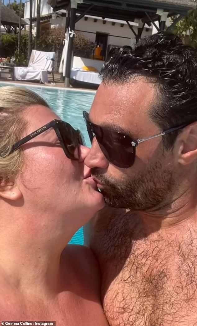 وقبل ساعات فقط من مشاركتها الصورة وهي ترتدي ملابس السباحة، نشرت عرض شرائح لصور الزوجين اللذين يبدوان محبوبين على مر السنين.