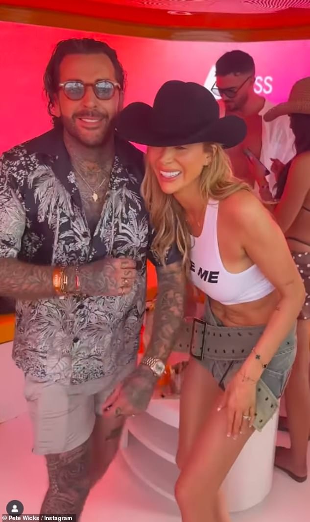 أصبحت الأمور صعبة في البداية عندما أثارت أوليفيا حاجبيها مع صديقها بيت ويكس حيث تم تصويرهما وهما يستريحان خلال رحلة فوضوية إلى إيبيزا