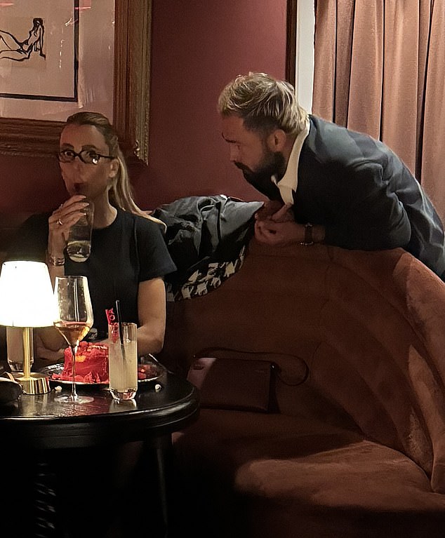 بعد اللقطات المريحة، ذكرت صحيفة ديلي ميل أن أوليفيا وبراد انخرطا في محادثة متوترة قبل أن يخرج سريعًا، وبالكاد ودع أوليفيا في حدثها في سبتمبر.