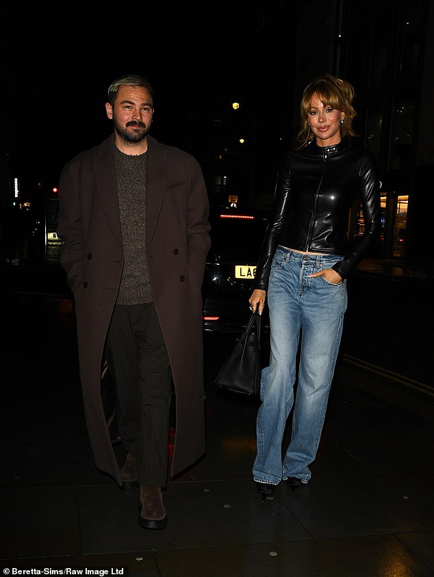 ومع ذلك، عندما وصل الثنائي إلى العرض، بدوا محرجين عندما ابتعدوا عن بعضهم البعض وأيديهم في جيوبهم وأجبروا على الابتسامة