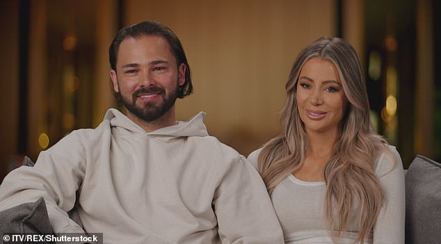 وفي نهاية العام الماضي، باعت هي وبرادلي قصرهما الذي تبلغ قيمته مليون جنيه إسترليني في شيشاير للانتقال إلى شقتهما في لندن بدوام كامل.