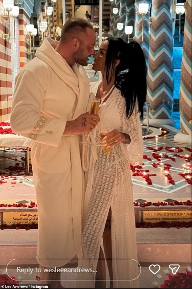 تواصلت كاتي مع لي، وهي في الأصل من مانشستر، عبر وسائل التواصل الاجتماعي، قبل أن تسافر إلى دبي - حيث قيل إن عائلتها 