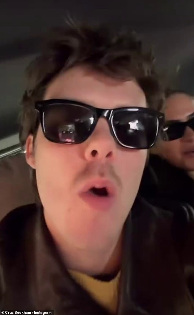 في وقت سابق من هذا الأسبوع، بدا أن روميو وكروز يوجهان انتقادات حادة لشقيقهما المنفصل بروكلين، أثناء تواجدهما في باريس مع صديقاتهما.